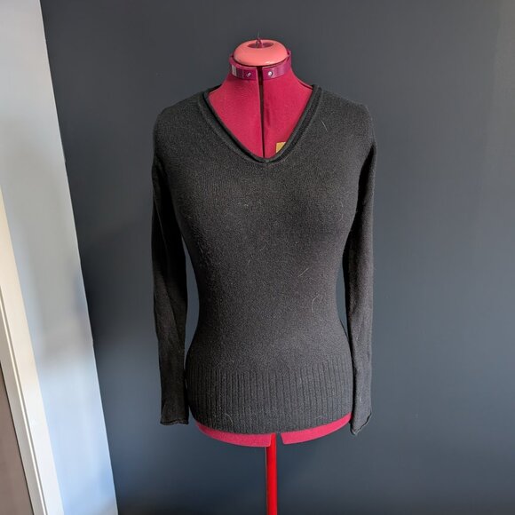 Black v-neck sweater, size L - Picture 1 of 3
